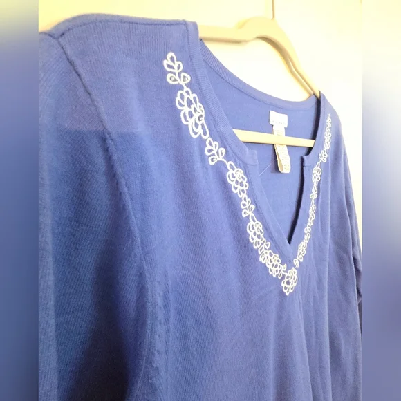 Jaclyn Smith Blue Knit Top With Floral Embroidered Vneck. Brand New With Tags. - Picture 4 of 7